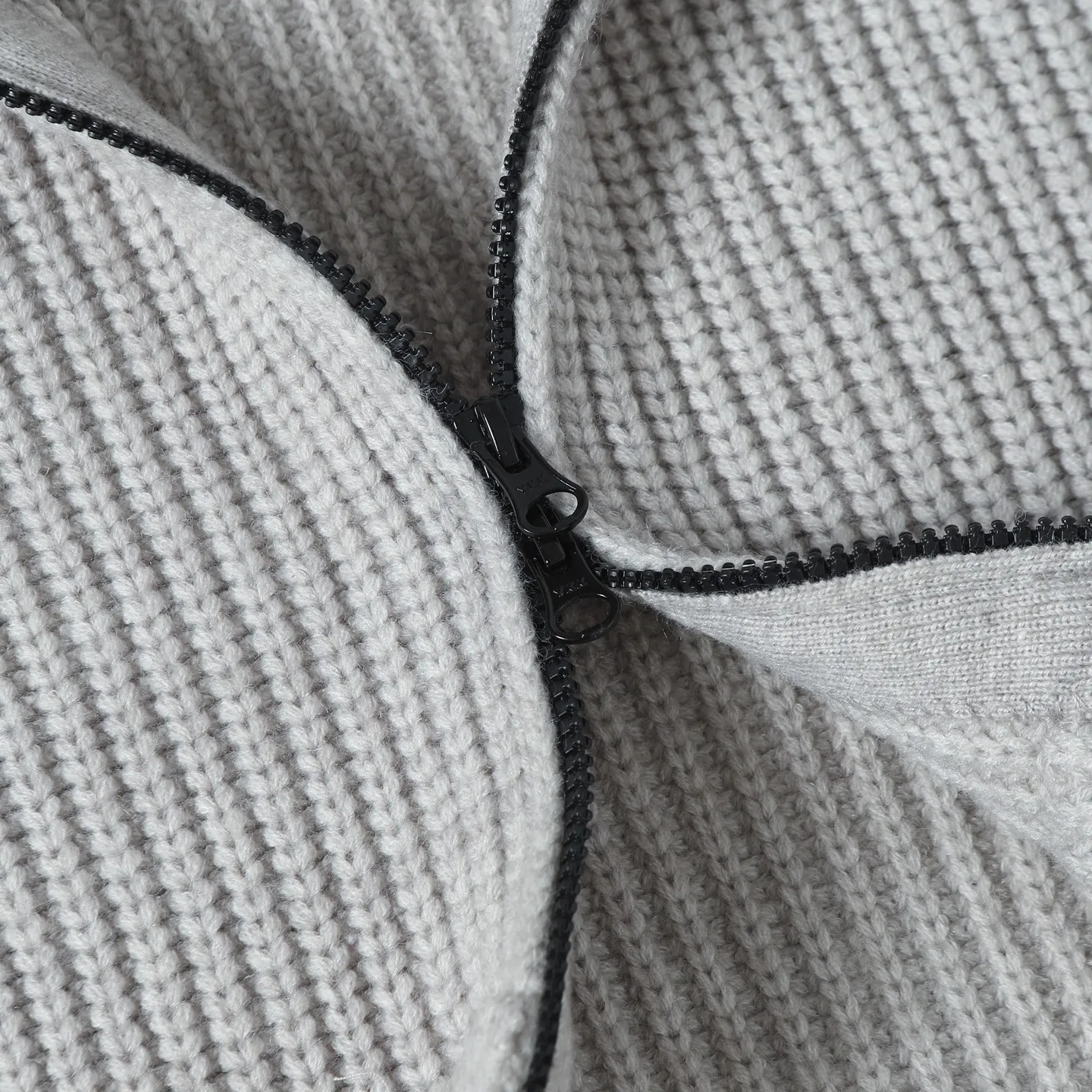 P610 Stone Island thick-knit cashmere zipper hooded cardigan. Originally purchased for 19,800, it took 2 months to develop. Custom-made woolen cashmere fabric was made and smoothed to be skin-friendly and not prickly. The color was dyed three times to achieve the original color effect. The armband pattern is embroidered using fixed-dyed matte embroidery threads on the board and stitch embroidery. The pattern is embroidered by Tajima machine with thousands of needles. The stitching is fine and dense, without connecting lines. The pattern is clear and has a strong sense of lines and three-dimensionality, which enriches the spatial level of the overall picture. The flat knitting fabric uses imported three-needle ultra-thick needles and customized zippers, which are expensive. In order to achieve the best results, no cost is considered. The weight of the whole garment reaches 1,400 grams, and the three-standard accessories are complete.  Size:S-M-L-XL